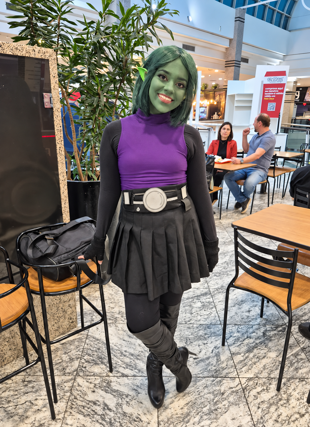 Cosplayer com maquiagem verde e traje roxo
