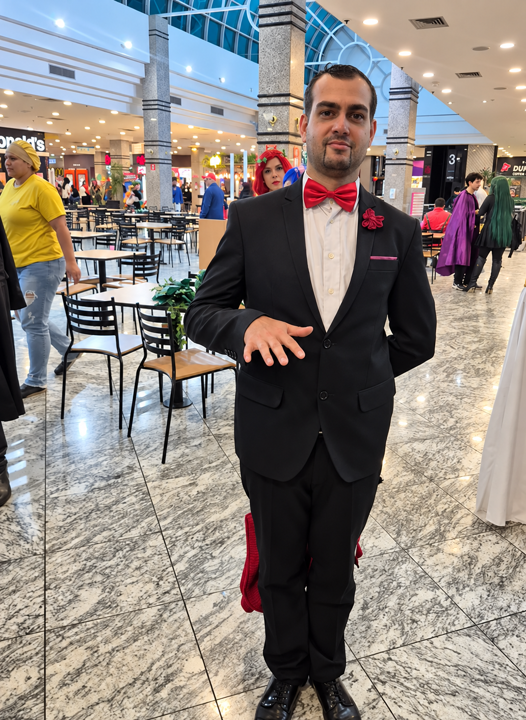 Cosplayer com terno preto e gravata vermelha
