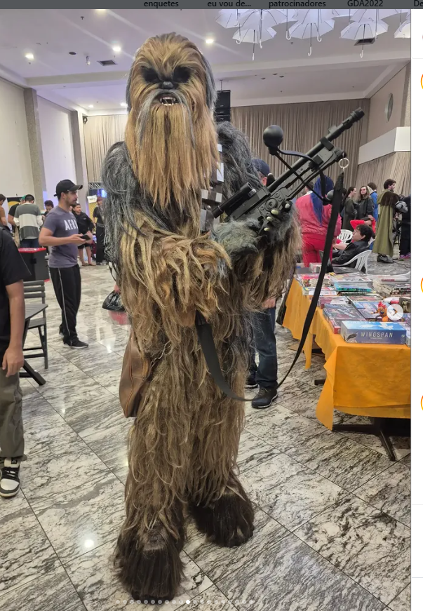 Cosplayer com fantasia de criatura espacial