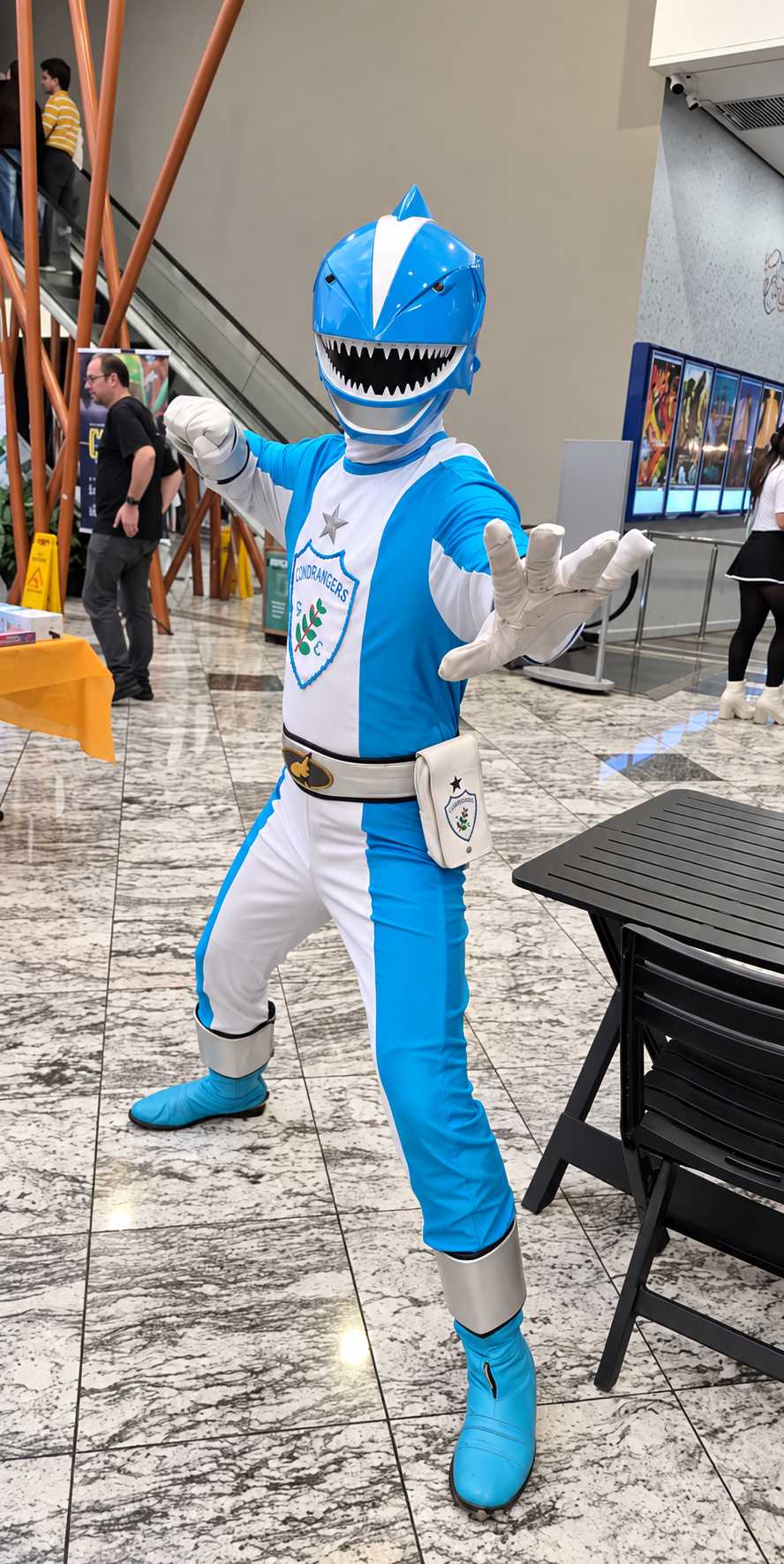 Cosplayer com uniforme azul e branco