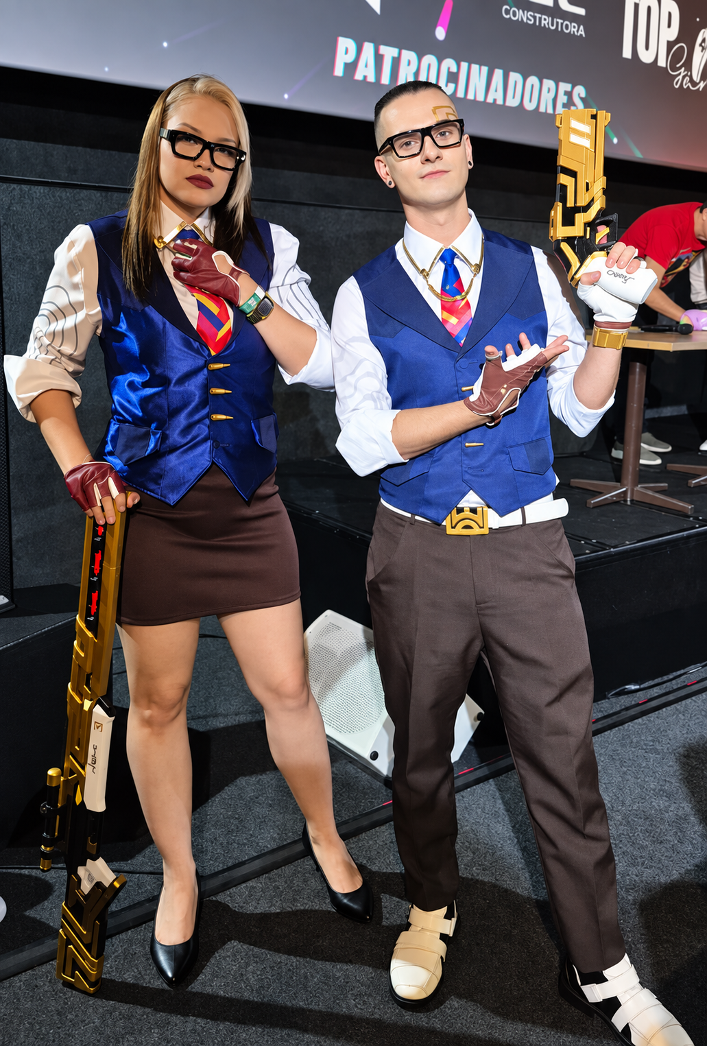 Dupla de cosplayers com trajes azuis