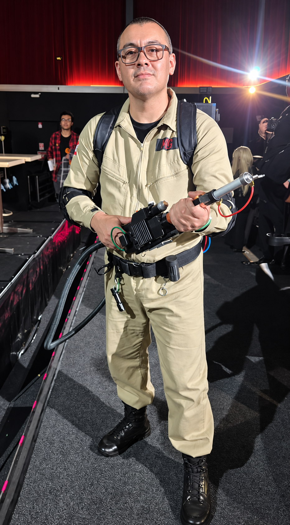 Cosplayer com uniforme bege e equipamento temático