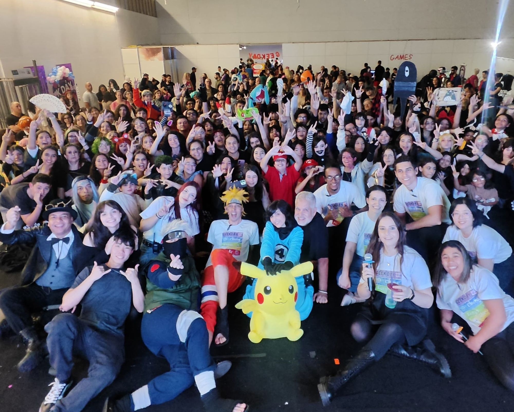 Equipe, cosplayers e público reunidos para a foto oficial
