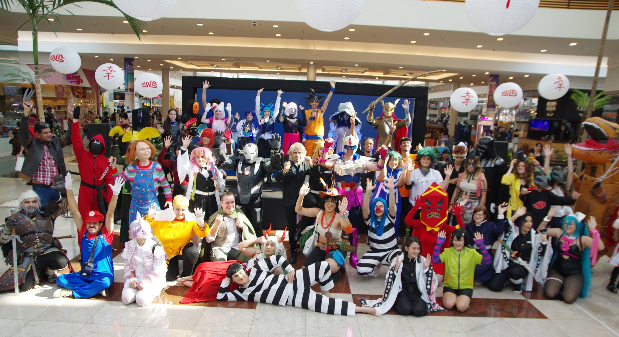 Grupo de cosplayers reunido após o desfile em um shopping