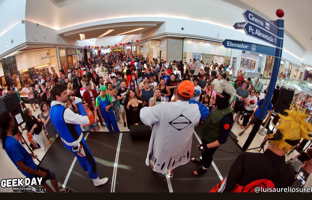 Palco da Geek Day no Boulevard Shopping Londrina com público lotando os corredores