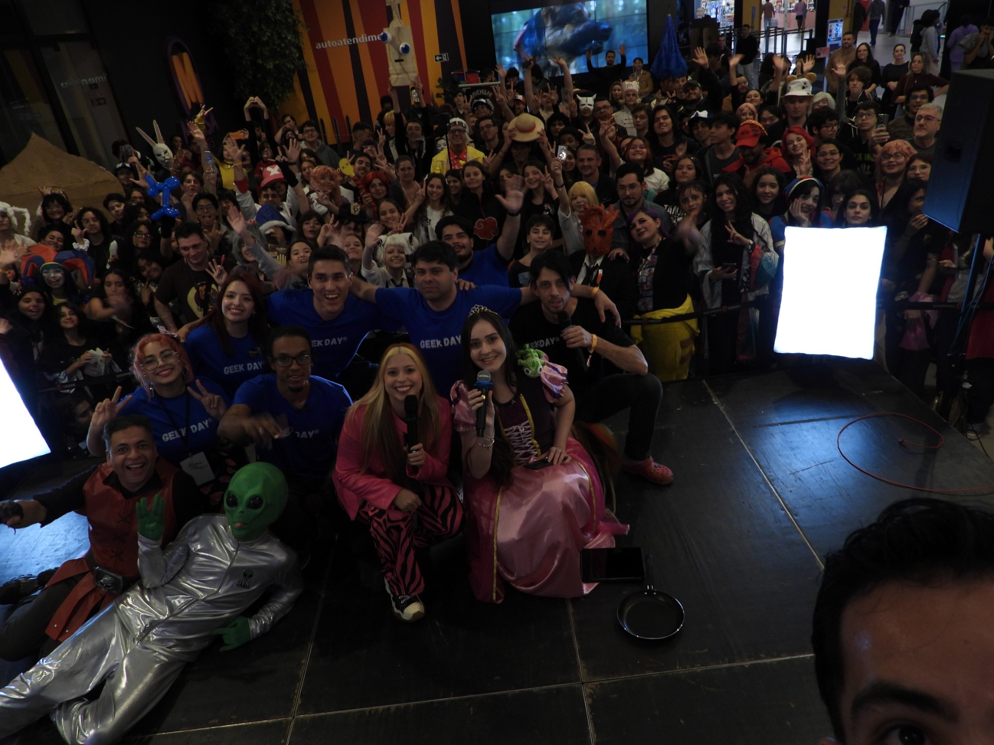 Selfie da equipe Geek Day com o público ao fundo